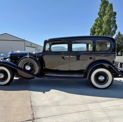 1932 Cadillac V12 Sedan — thumbnail 2