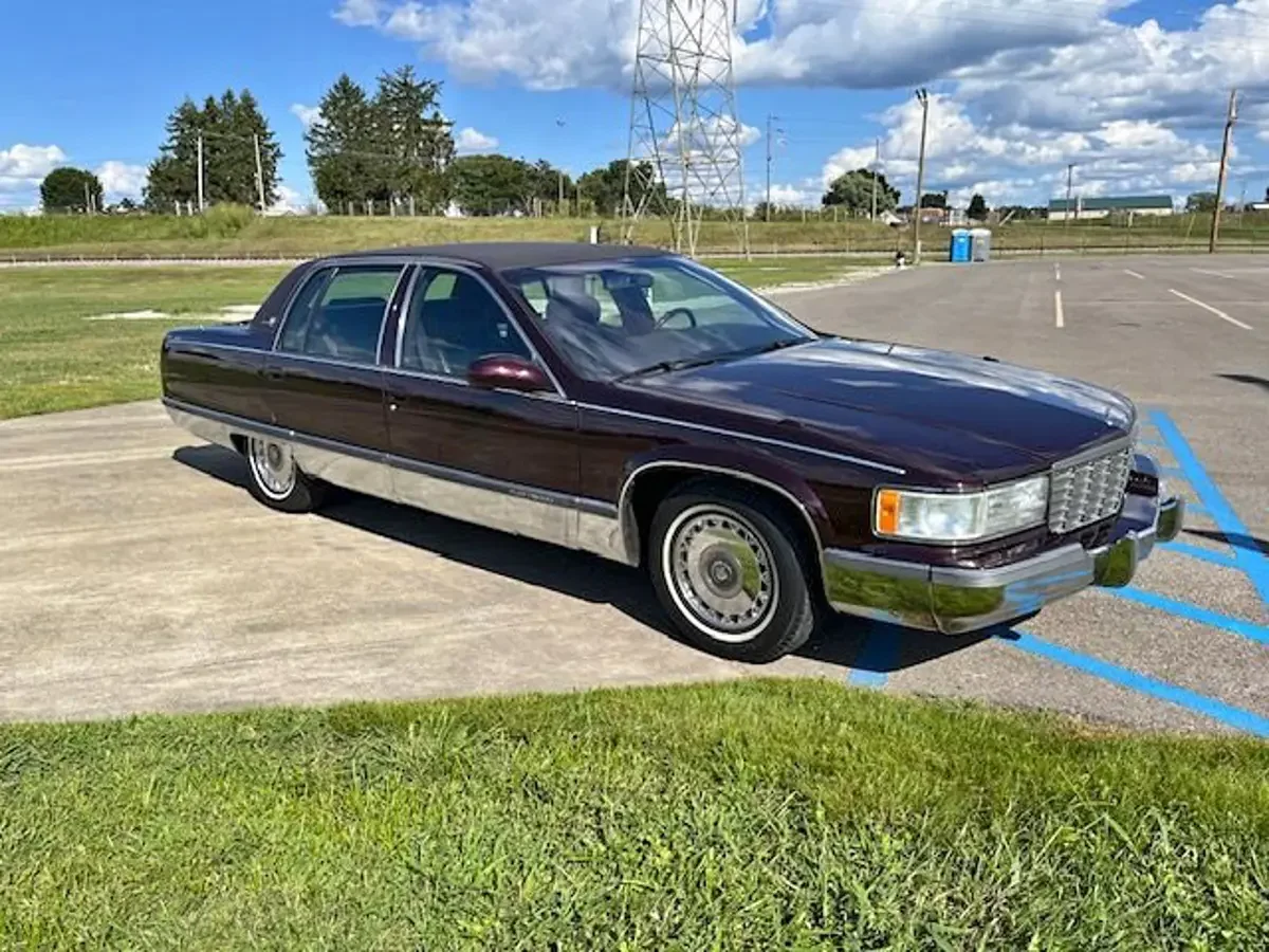 1996 Cadillac Fleetwood Brougham — photo 1