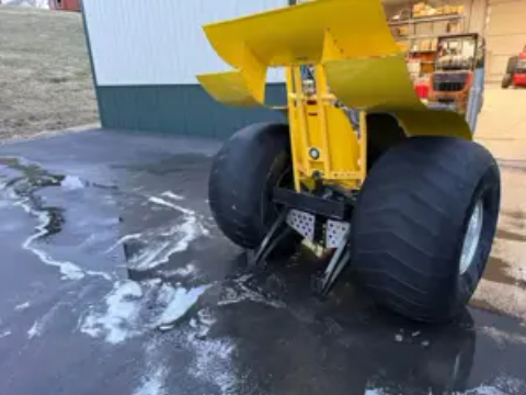 V8 Tractor Competition puller